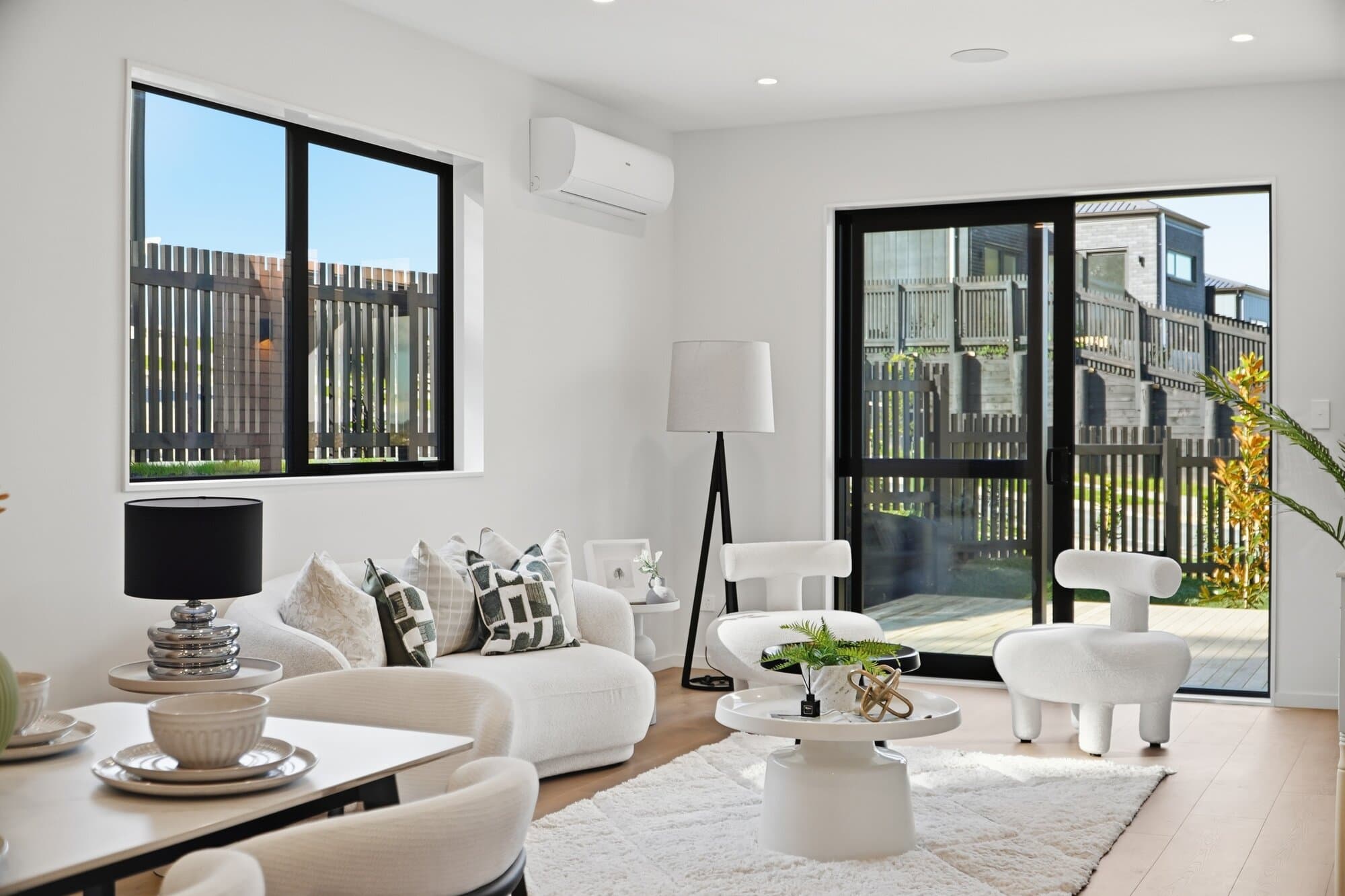 Living room, closing view