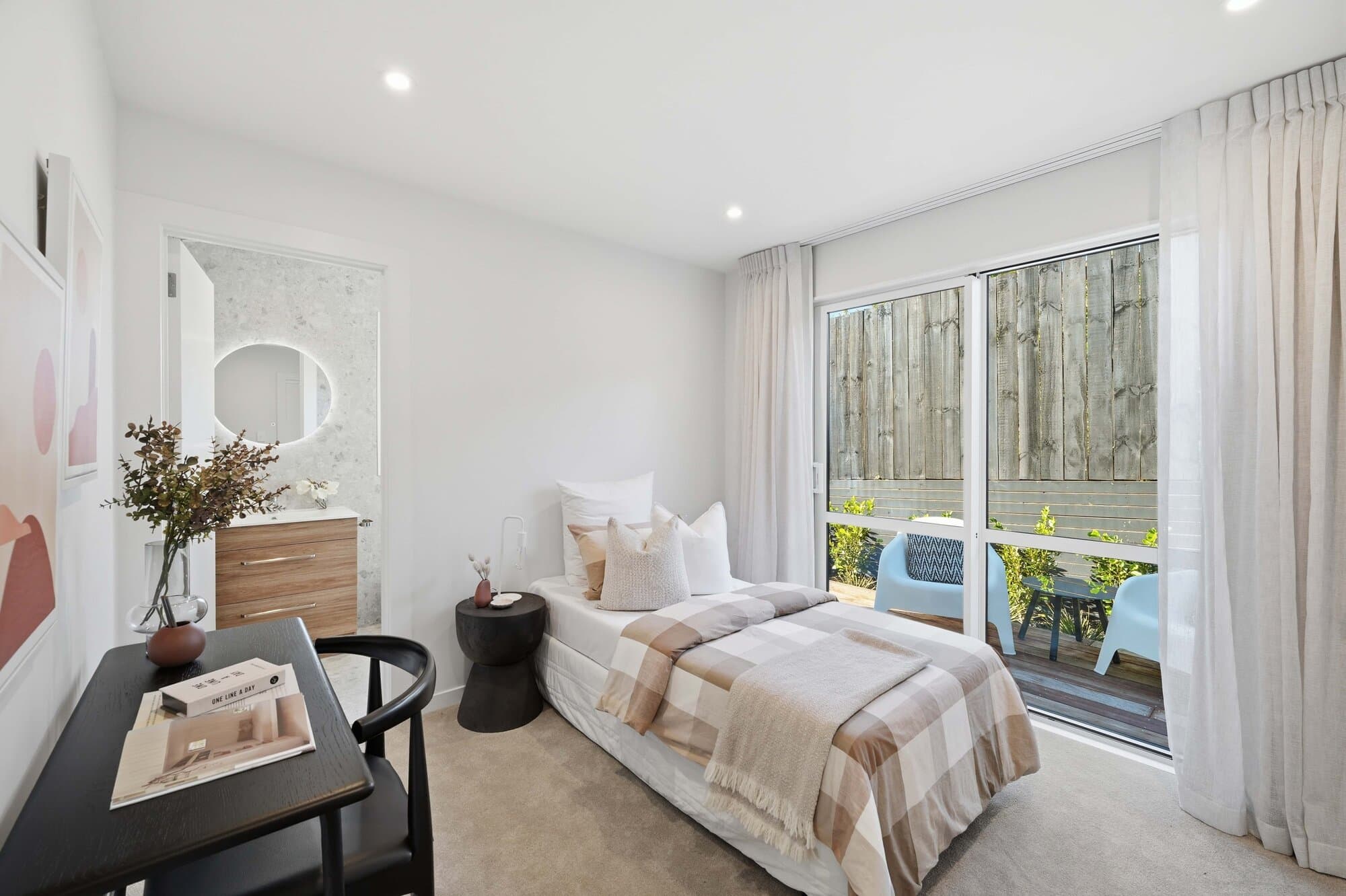 Bedroom with sliding door opening onto the balcony