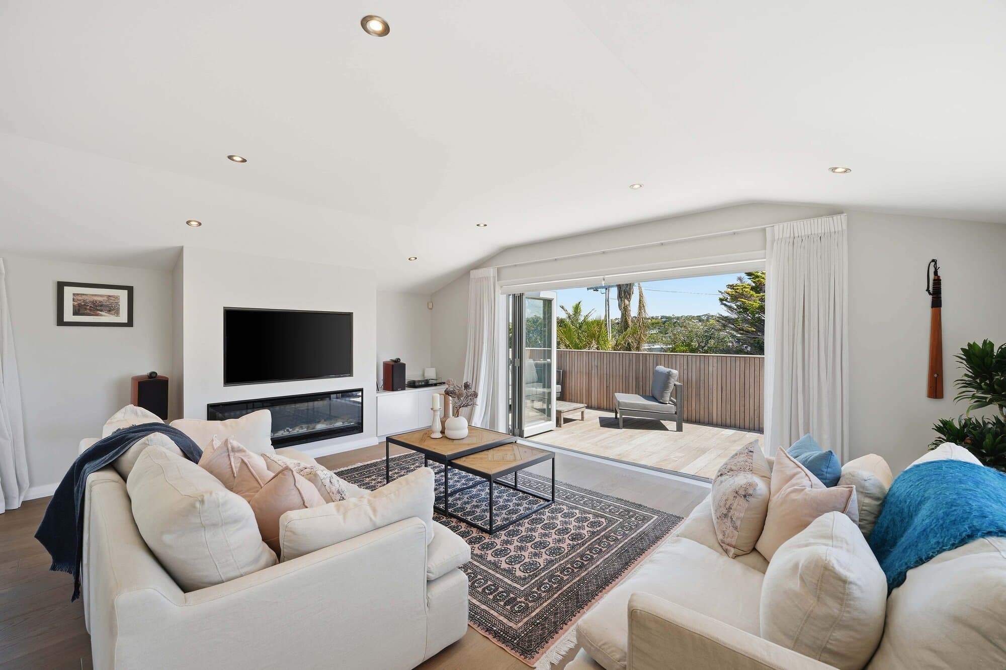 Living room with a sea view through the window