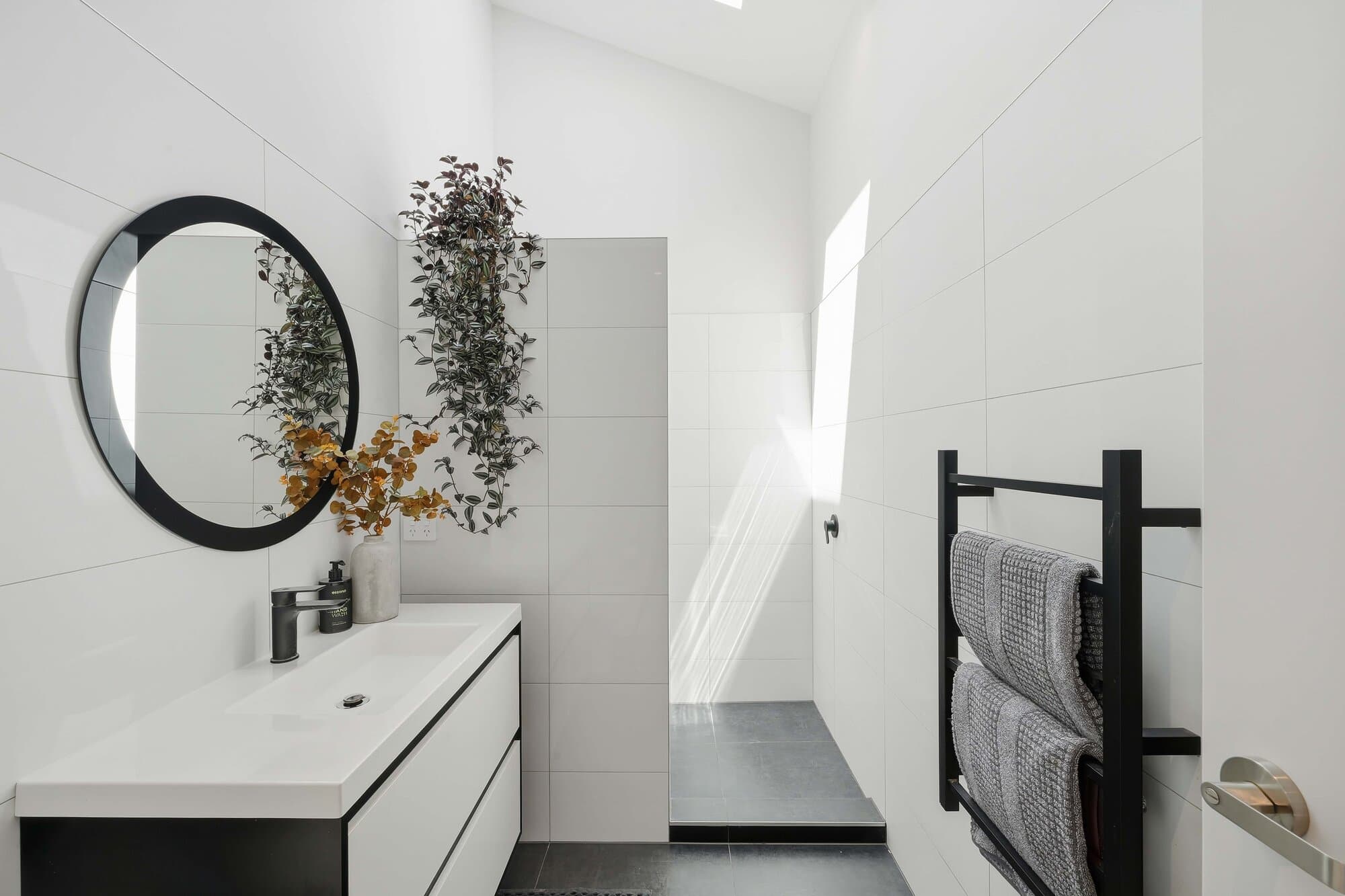 Bathroom with a round mirror